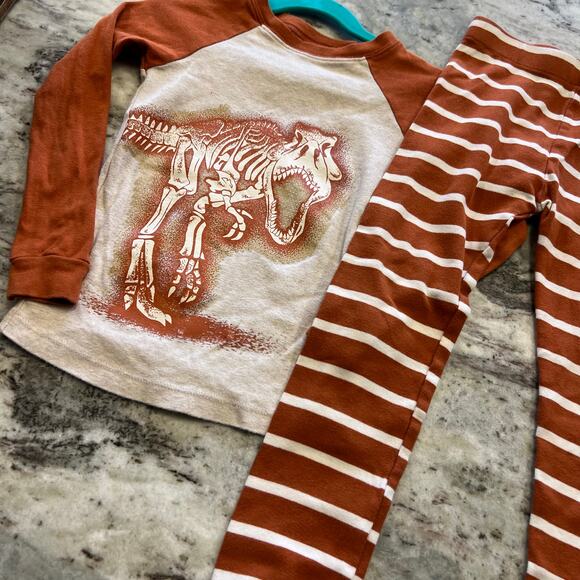 Member's Mark Burnt Orange Dinosaur Pajama Set 5T - Picture 2 of 4